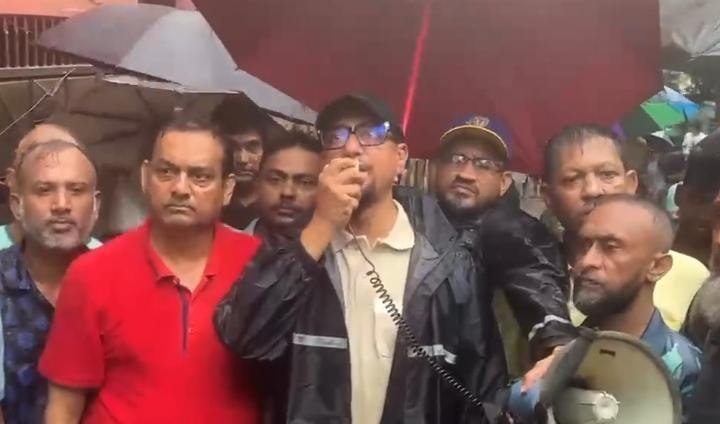 পাহাড়ধসে নিহতের পরিবারের পাশে চসিক মেয়র ডা. শাহাদাত; ঝুঁকিপূর্ণ এলাকা ছাড়ার আহ্বান