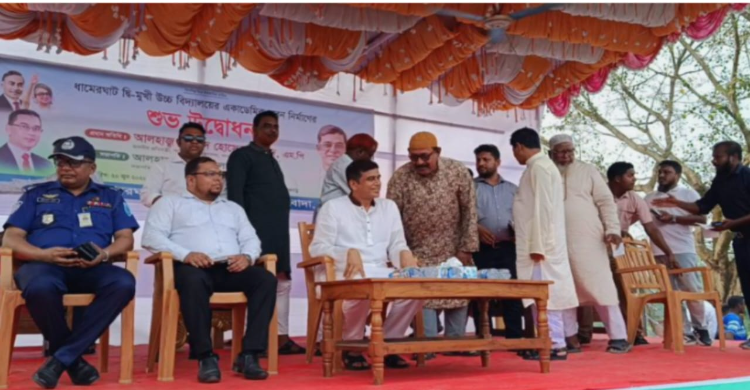 বিশেষ আসন প্রত্যাখ্যান, সাধারণ চেয়ারে বসেই নজর কাড়লেন আজাদ