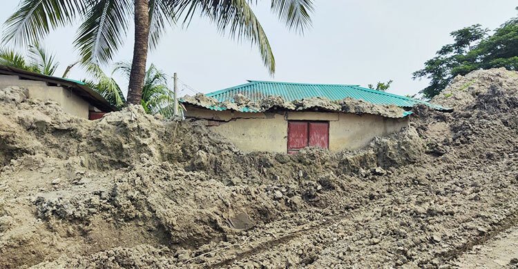 নদী খননের মাটিতে চাপা আশ্রয়ণ প্রকল্পের ঘর