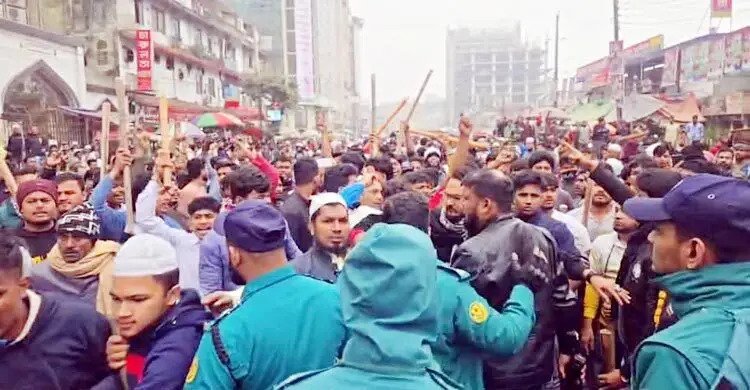 চাঁদাবাজির বিরুদ্ধে ব্যবসায়ীদের মানববন্ধনে হামলা, সেনা মোতায়েন